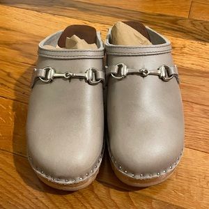 Troentorp Clogs Sz 37/7 gray w buckle EUC LIKE NEW